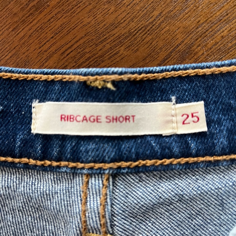 Levi’s Ribcage Short - Picture 3 of 5